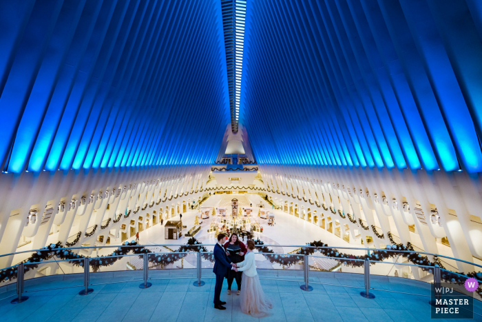 Cerimonia di Elopement del World Trade Center (PATH-Station) a PATH - Fotografia degli sposi durante i loro voti.