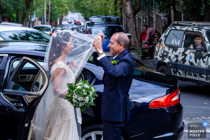 Via del Bosco - Catania | The father of the bride arranges the veil for her daughter before entering the church.