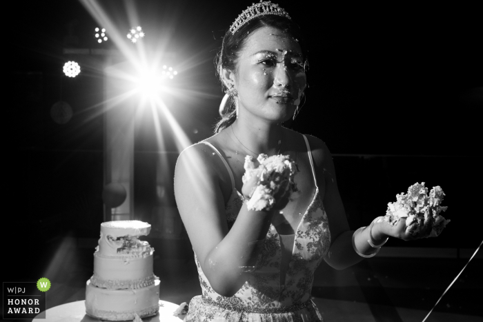 Foto por: <a href="https://www.wpja.com/contests/2019-v20-photography-competition/best-wedding-photographers/2574925"> Siliang Wang - San Jose California </a> Foto del lugar de la boda en Cancún, riu costa mujeres - La novia se prepara para la venganza con un pastel