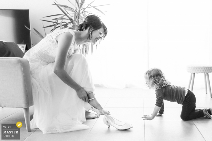 Domaine de Elies, Nieul les Saintes - Nouvelle Aquitaine - Niña interesada por la preparación de la novia - Fotógrafo de bodas La Rochelle