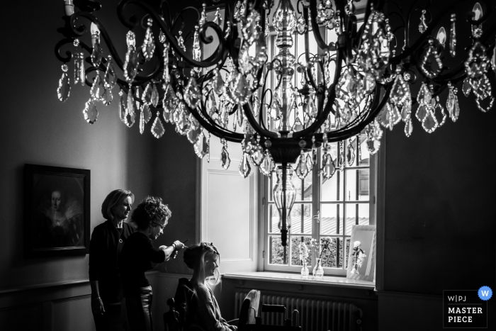 Durante la preparación en el lugar de Slot Doddendahl en Nijmegen. El | Fotografía de La novia se está preparando, con su madre y la esteticista.