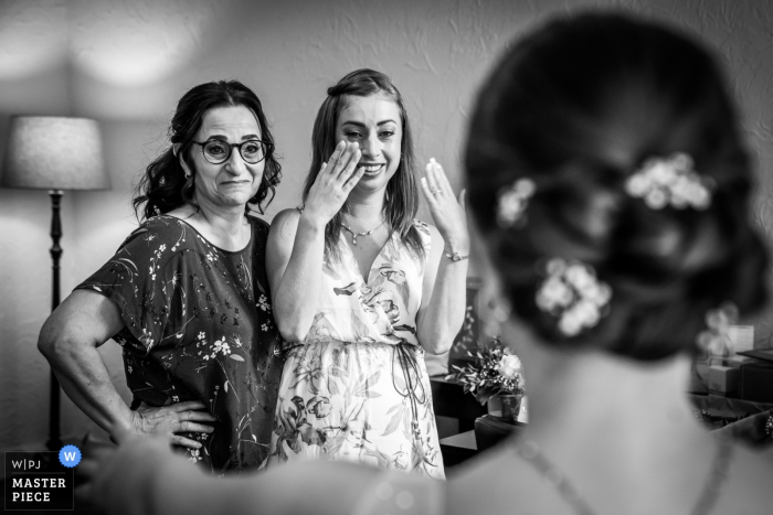 Lugar de la ceremonia, Bovendonk en Hoeven | Fotografía de bodas | La madre y la mejor amiga se emocionan después de ver a la novia por primera vez.