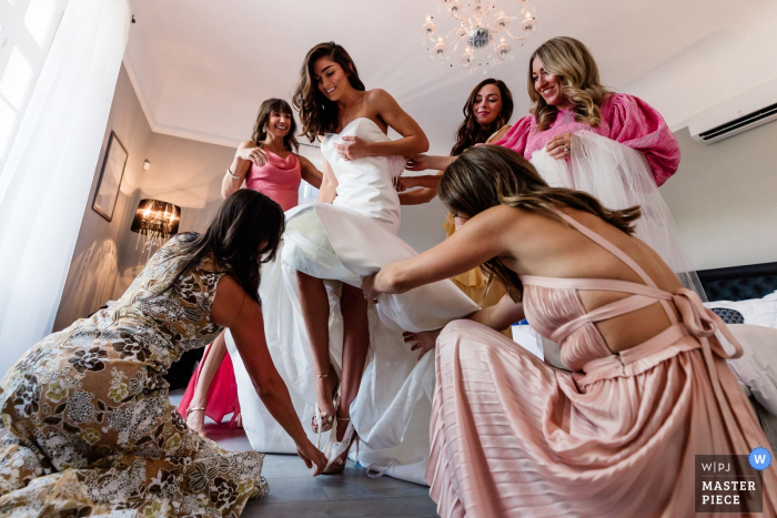 Photographie de mariage dans un lieu à Montagnac, France | La mariée enlève sa culotte avec ces demoiselles d'honneur