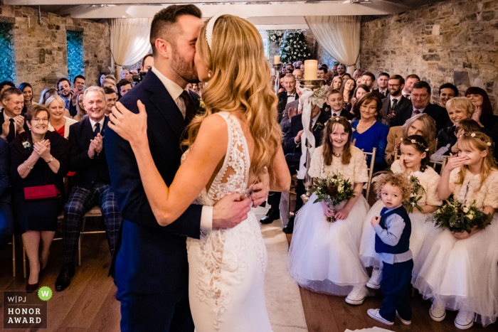 Ballymagarvey Village, Meath, Irlandia Fotografia z miejsca ślubu — dzieci reagują na pierwszy pocałunek