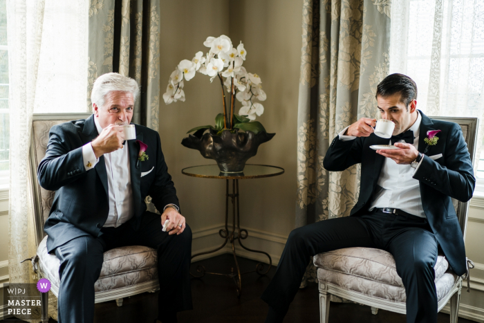 Fotografía del lugar del día de la boda | El padre de las novias y su hermano beben té mientras esperan que lleguen los invitados para que puedan comenzar la ceremonia.