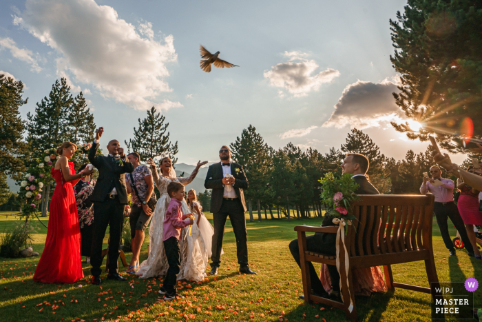 Pirin Golf Club, Razlog, Bulgarije | Het einde van de ceremonie | Huwelijksfotografie buitenshuis