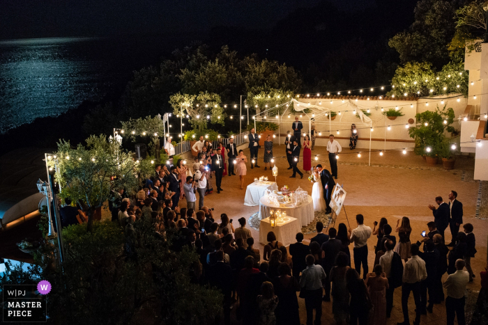 Fotos del lugar de bodas en Maratea Hotel Villa del Mare | Novia y novio antes de cortar el pastel