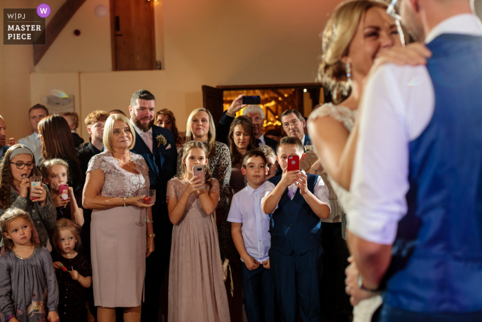 Fotografia di Winters Barns, Canterbury, Kent, Regno Unito Le spose madre e famiglia guardano mentre la coppia fa il loro primo ballo