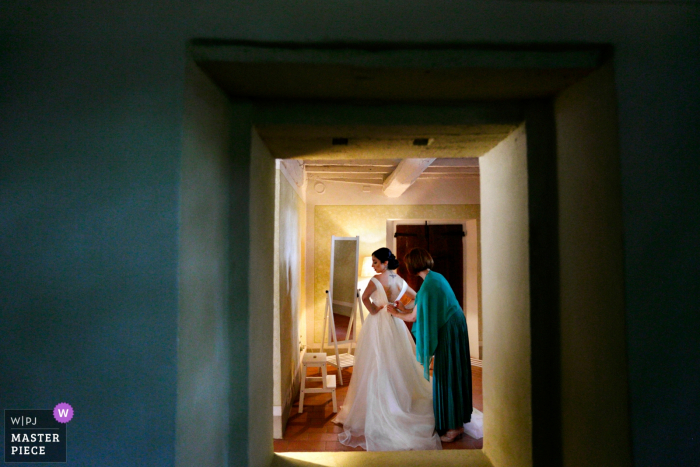 Convento dos Anunciantes, Medole, Mantova | Foto de casamento da noiva se preparando.