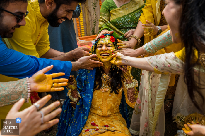 Fotografía de las tradiciones de la boda de Mumbai | Felicidad Haldi