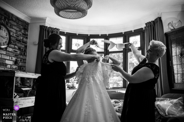 Halesowen Bridedsmaids bruiden beha verwijderen tijdens bruidsvoorbereiding - Trouwfoto's bij zich klaar