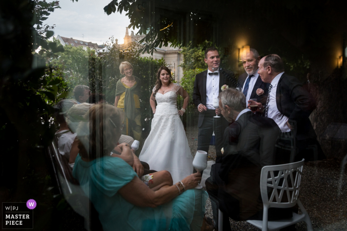 Fotografia di ricevimento in Alsazia di persone insieme al matrimonio in giardino.