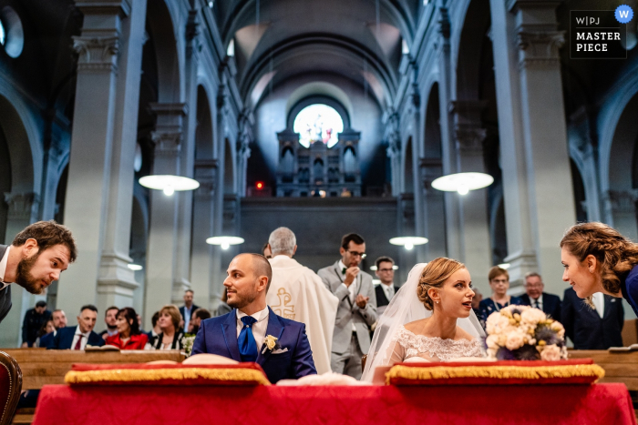 Trieste, Italia Fotografia di cerimonia il giorno del matrimonio all'interno della grande chiesa.