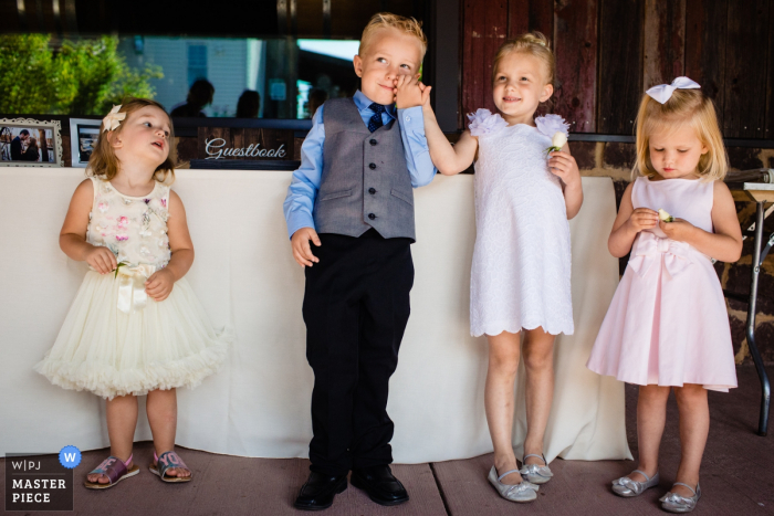 Wijnmakerij op Bull Run, Virginia trouwlocatie fotografie toont grappige kinderen