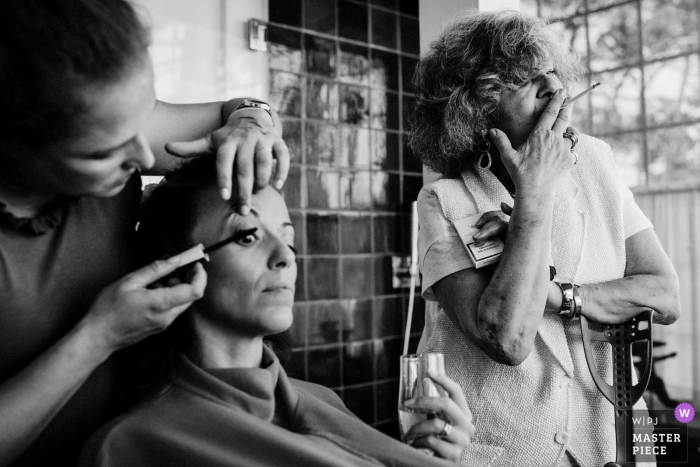 Portugal novia preparándose | Foto en blanco y negro antes de la ceremonia | Maquillaje de ojos aplicado