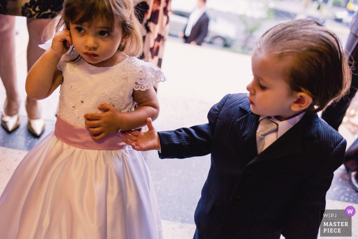 Kirche in Porto Alegre, Brasilien | Hochzeitstagfoto eines jungen Paares, das auf das Kommen der Braut wartet