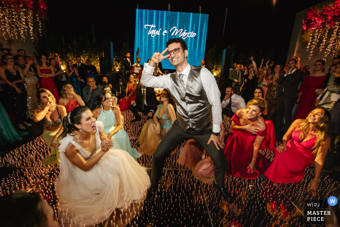 Mahala Eventos - Porto Alegre - RS | foto de casamento do noivo dançando para a noiva e seus amigos