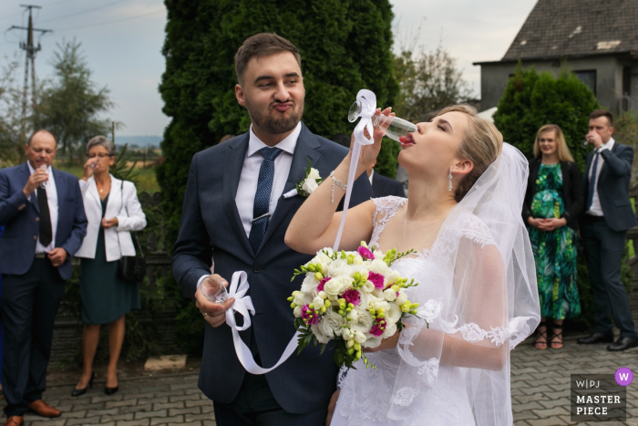 Photographie de l'hôtel Malopolskie après le mariage | Le marié et la mariée boivent du champagne