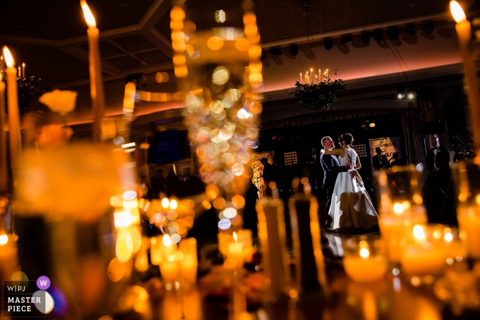 Fotografia sali weselnej Fiddlers Elbow | Pierwszy taniec między świecami a szkłem.