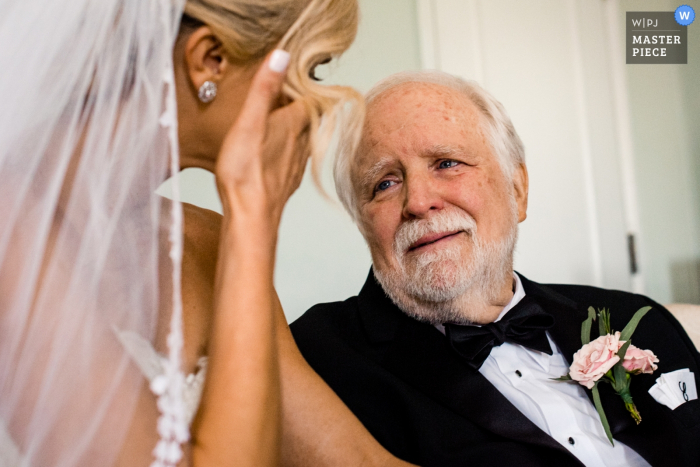 Whitby Castle Westchester, New York Hochzeitsfotografie | Vater und Tochter weinen vor der Hochzeit