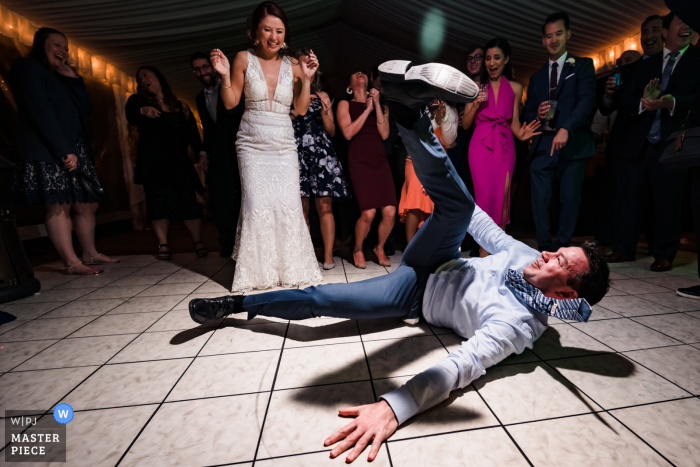 Ocean Key Resort, Key West, Florida Wedding "La pista da ballo ha iniziato a muoversi verso la fine del ricevimento. Si è formato un cerchio e all'improvviso ho avuto dei breakdancer davanti al mio obiettivo. Questa immagine è stata resa possibile grazie alla presenza di un assistente con OCF "