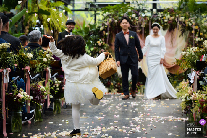 中国婚礼仪式照| 当仪式主持人宣布仪式结束时，女花童跳起来扔花