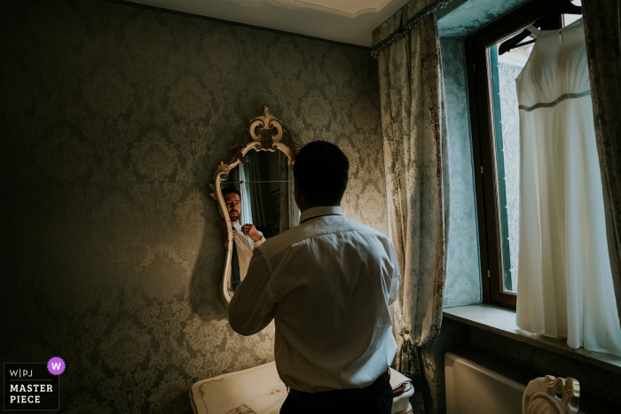 Hotel Carlton On The Grand Canal, imagen de boda del novio ajustándose la corbata durante el vestidor