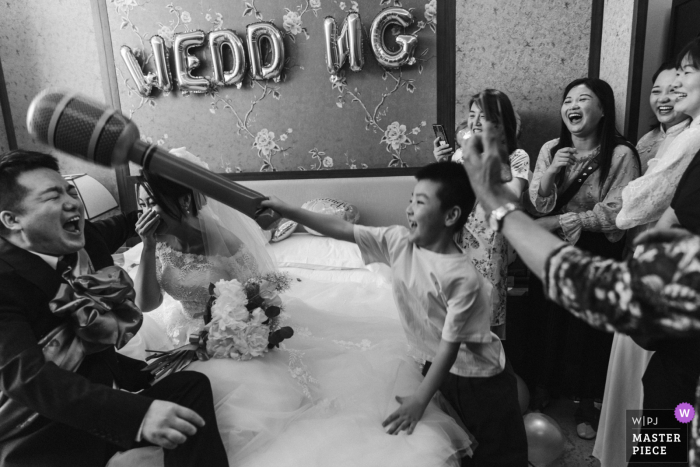 Shaanxi Wedding Photography | Groom and Bride during the wedding games