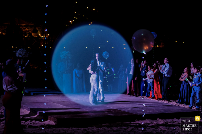 Imagen de la boda de Las Caletas, Puerto Vallarta, México de los novios bailando su "Primer Baile"