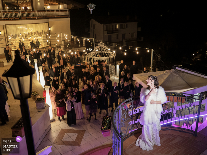 Il Fontanile, Gandosso, Italy Wedding Reception picture of The bride launching her bouquet into the crowd Il Fontanile, Gandosso, Italy Wedding Reception | The bride launches her bouquet into the crowd