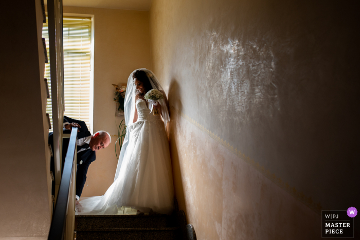 Sicilië Huwelijksfotografie | Bruid verlaat haar huis voor de ceremonie