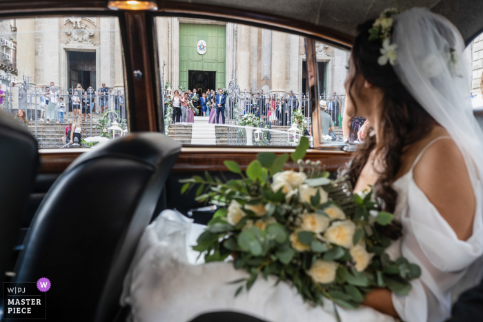 Matrimonio in chiesa in Sicilia | La sposa sta arrivando in chiesa con i suoi ospiti in attesa sulla scalinata