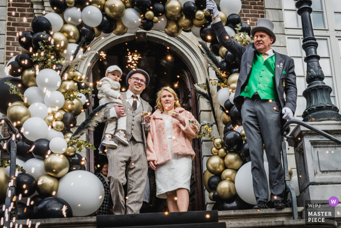 Belgien Hochzeit in einem 1920er Thema | Braut und Bräutigam mit Kind verlassen die Kirche nach ihrer Zeremonie