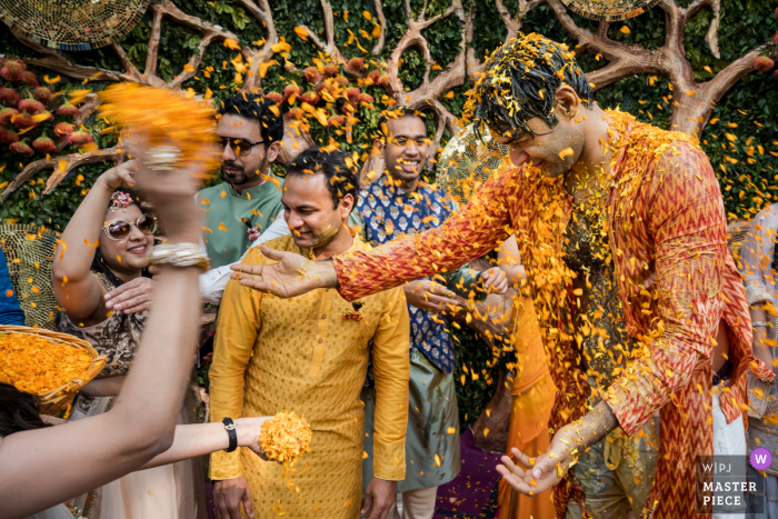 Fotografía de bodas en Delhi, India | Lanzamiento de cúrcuma y flores