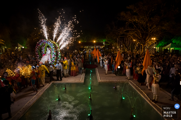 Ahmedabad, India huwelijksceremonie als de bruid arriveert