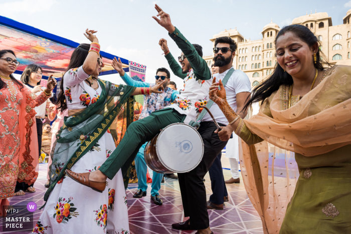 Jaipur, India matrimonio immagine dello sposo che balla su un tamburo