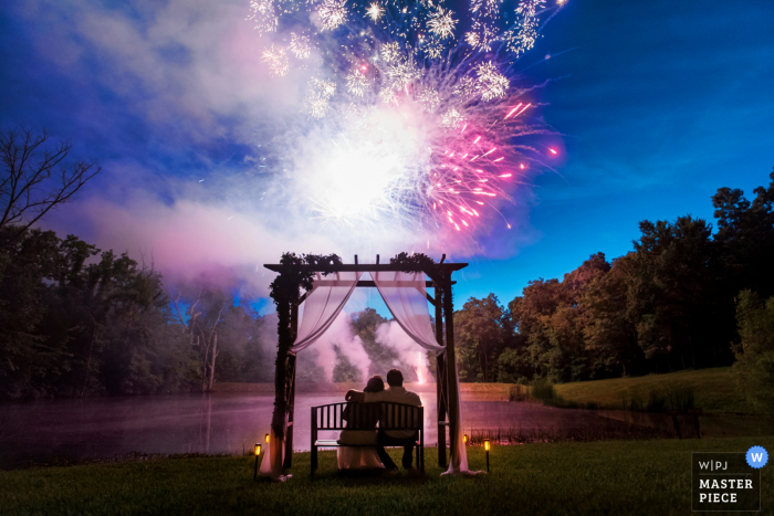 Washington, MO Huwelijksreceptie Foto | Bruid en bruidegom genieten van vuurwerk tijdens hun bruiloft in de achtertuin in Missouri.