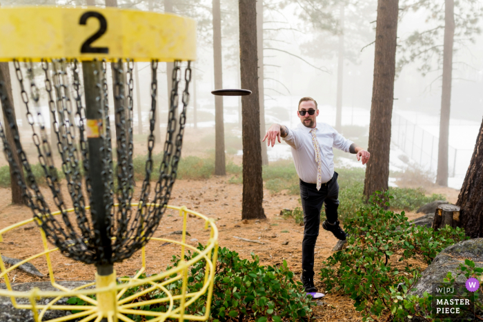 Un novio juega su hoyo favorito de disc golf el día de su boda en Zephyr Cove, NV