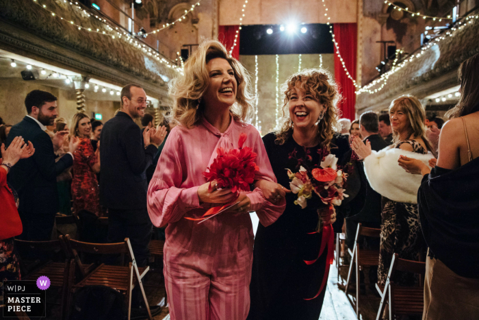 Wiltons Music Hall, Londen, VK Bruiloft | Twee bruiden aan het einde van hun ceremonie