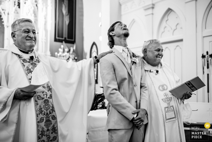 Saint James Catholic Church in Seguin Wedding | Emotionele bruidegom als hij zijn bruid door het gangpad ziet lopen