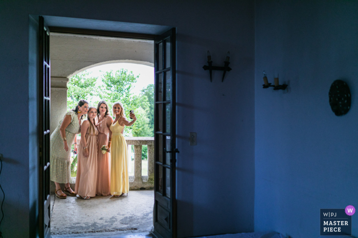 Foto do casamento de Lyon da noiva e das damas de honra tirando uma selfie