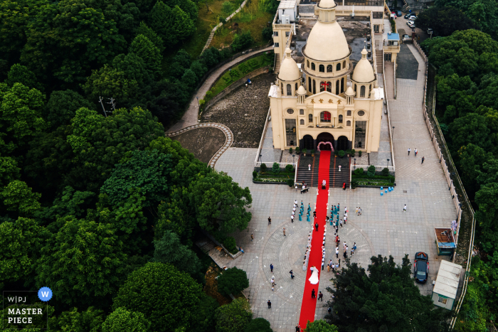 Immagine cerimonia di matrimonio Zhejiang | Arial shot della chiesa - a causa del covid-19, tutti sono stati costretti a celebrare un matrimonio fuori dalla chiesa.