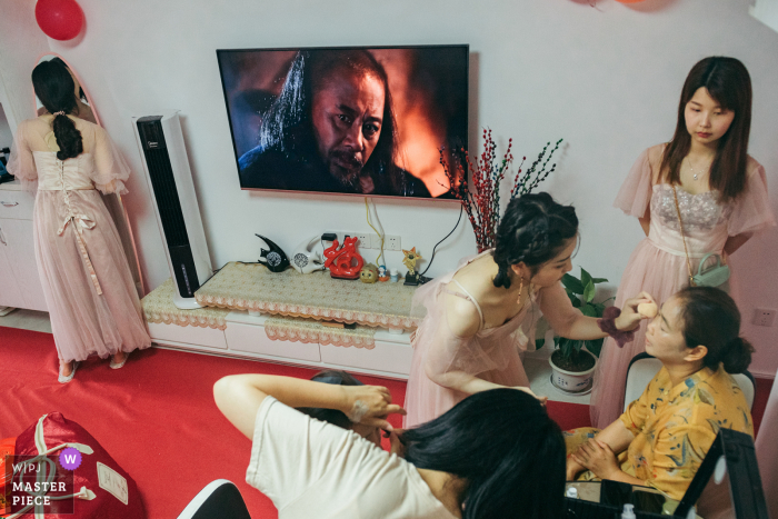 Fujian Wedding Photo of the Bride getting ready with her bridesmaids Fujian Wedding Photographer | Bride getting ready with her bridesmaids