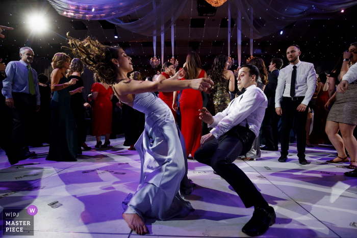 Los invitados bailan durante la recepción de una boda en Seawell Ballroom