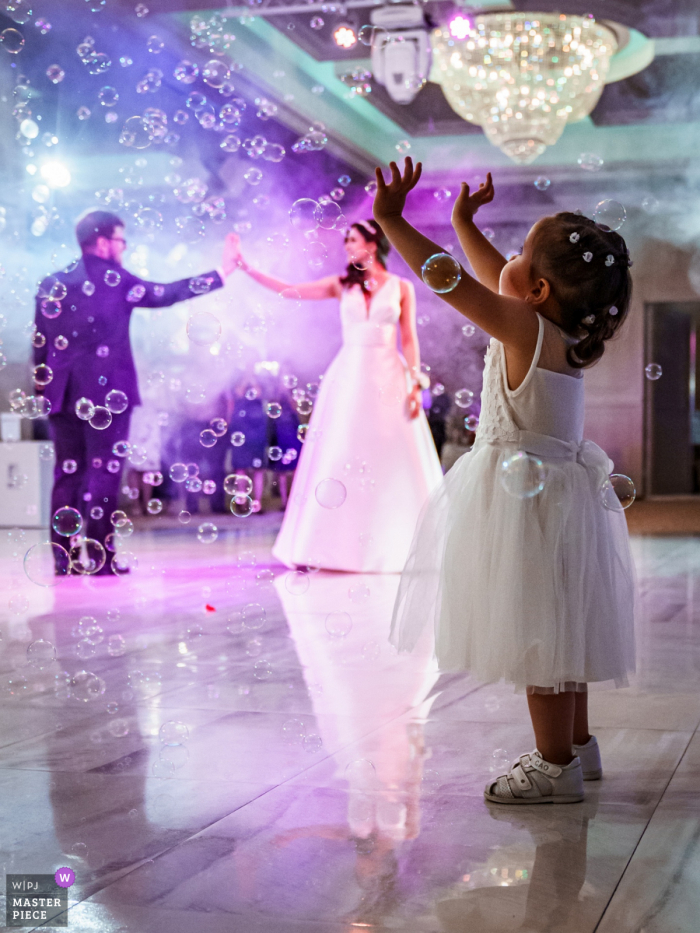 Glavatarsky Han Residence, Bulgaria Fotografía de bodas | Los novios y la niña en la pista de baile están rodeados de burbujas