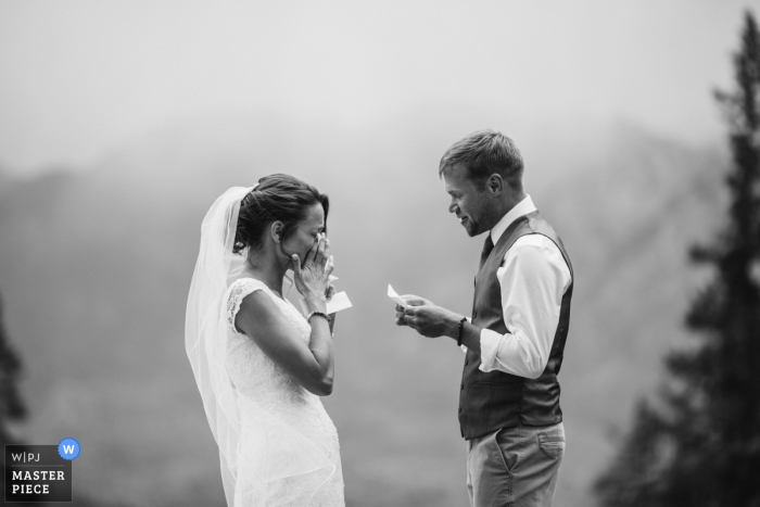 Imagen de boda al aire libre de Colorado de la novia y el novio intercambiando votos