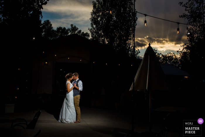 Imagem de casamento do pátio do restaurante Colorado | Noiva e noivo dançando no pátio do restaurante