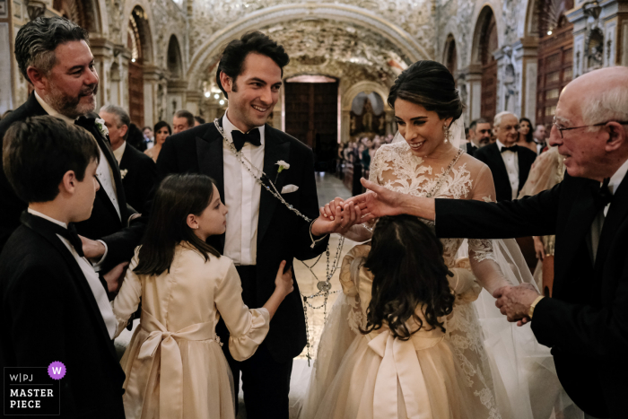 Foto de boda de la ciudad de Oaxaca de los novios durante una ceremonia de boda en la iglesia