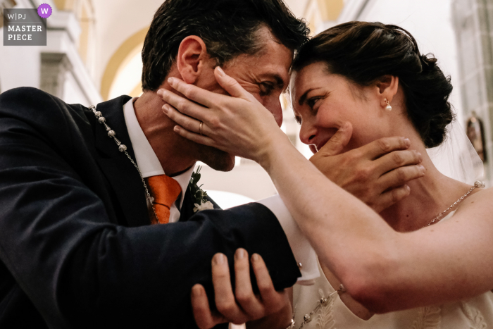 Imagem da cerimônia de casamento na cidade de Oaxaca, da noiva e do noivo tocando o rosto um do outro