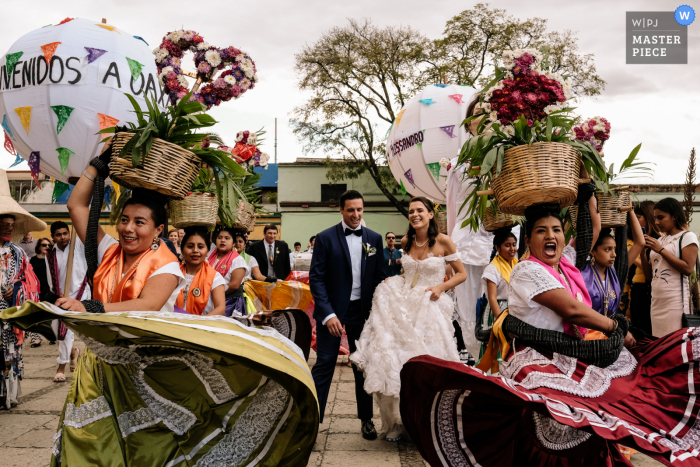 Mexico street wedding photography from Oaxaca City of the Wedding calenda 